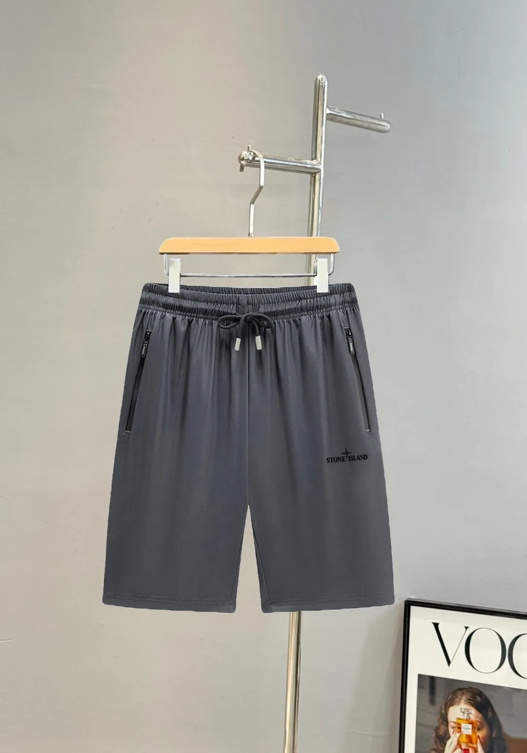 P170 Stone Island quick-drying ice silk sports and casual shorts. Recommended for high order! The material of these shorts is soft, keeping you cool and comfortable even on hot summer days. The fabric is lightweight, durable and super silky! Super elastic! It’s really super good-looking and easy to wear! The styles and colors are very rich, whether you are going to the mountains or the sea or on the streets of the city, they can meet your dressing needs ~ the king of outdoor versatility. Let you do whatever you want! Color: Black. Gray. Size: S-XL